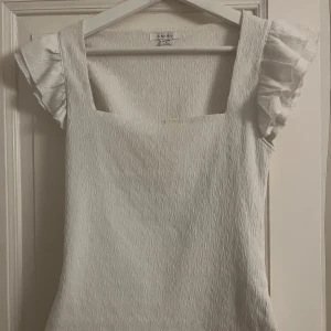 Vit topp från newyorker - Jättefin topp från newyorker i S, köpt förra sommaren men inte använd💕