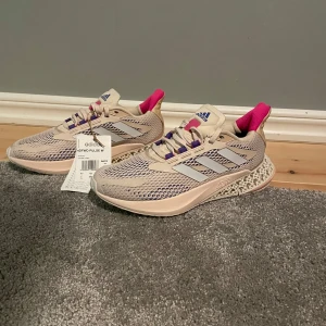 Adidas sneakers med rosa detaljer - Ett par helt nya Adidas spring skor som inte är använda. Passar båda tjej och kille, och är väldigt snygga