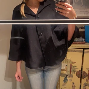 Svart poncho - Säljer min svarta poncho då jag har andra jag använder!