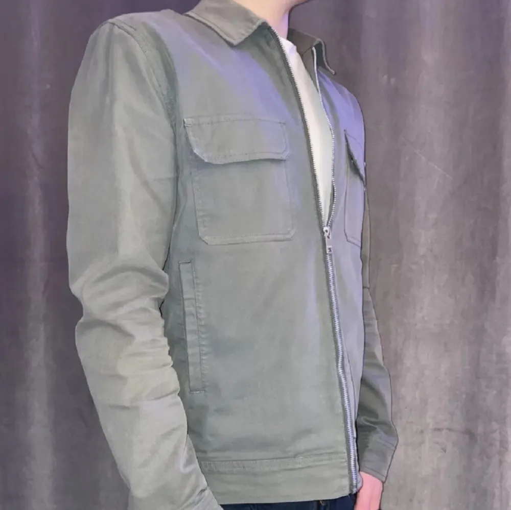 Säljer en stilren grön jacka från Elvine i storlek S. Jackan har en dragkedja framtill och två bröstfickor med lock. Perfekt för en casual look.🌟Nypris: 2599, Mitt pris: 699kr🤩. Takit.