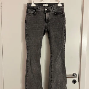 Grå jeans - Snygga lågmidjade grå jeans med en klassisk femficksdesign från Gina Tricot. De har en bootcut passform och är perfekta för en avslappnad stil! 