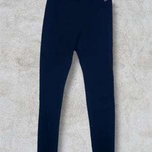 Svarta Helly Hansen Underställsbyxor  - Svarta Helly Hansen underställsbyxor. Storlek M. Nyskick, använd endast ett fåtal gånger. Postar alltid inom 24h och priset kan diskuteras vid en snabb affär!