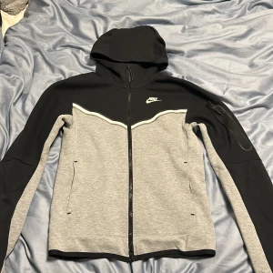 Nike tech fleece - Väldigt bra skick, bara använd ett få tal gånger då den är lite liten för mig. 
