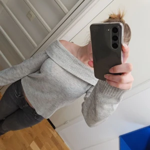 Grå offshoulder tröja - Jätte fin ljusgrå stickad off shoulder tröja i storlek xs/xxs från H&M. Kliar inte och är perfekt för alla årstider! 