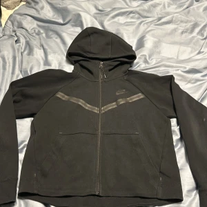 Nike tech fleece dam - En svart Nike tech dam model, bra skick använd ett få tal gånger.