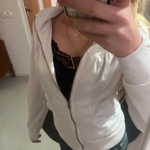 Vit Madonna vintage collection y2k - En vit jack-kofta från madonna x hm collection 2007. bra skick men dragskjedan är lite mörkare än när den köptes. men på tänke att den är nästan 20 år så e d extremt bra. säljes pga för stor