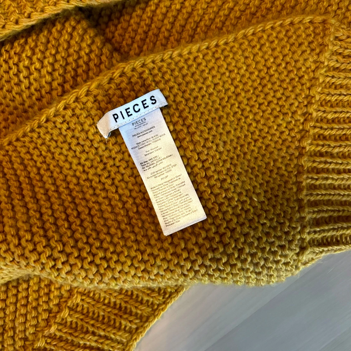 Gul stickad halsduk från Pieces - 2
