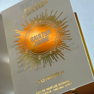 Gaultier Divine Le Parfum - Gaultier Divine Le Parfum från Jean Paul Gaultier är en intensiv doft med noter av frangipani och benzoin. Den kommer i en elegant förpackning med gyllene detaljer och en liten sprayflaska på 1,5 ml. Perfekt för att uppleva en sensuell och oemotståndlig doft. Sprayad en gång. Köp helst i en bundle