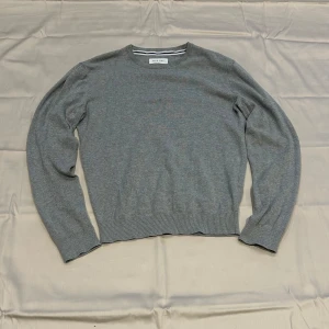  Pier One sweatshirt  - Säljer en stilren grå tröja från Pier One|  Tröjan är imycket bra skick och inte använd mer än 10 gånger|. Strl S| ljuset var konstigt i de 2 första bilderna, tröjan är samma färg som sista bilden!