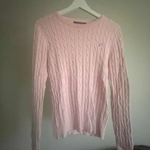Rosa kabelstickad tröja från GANT - Säljer en  rosa kabelstickad tröja från GANT med rund halsringning.