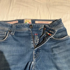 Trammarossa jeans - Säljer ett par trammarosso jeans i modellen Leonardo. Dem är väldigt fina och i bra skick utan några defekter och direkta tecken på användning. Nypris på dessa jeansen är runt 4000kr och mitt pris är 999kr, väldigt bra pris. Pris kan diskuteras.