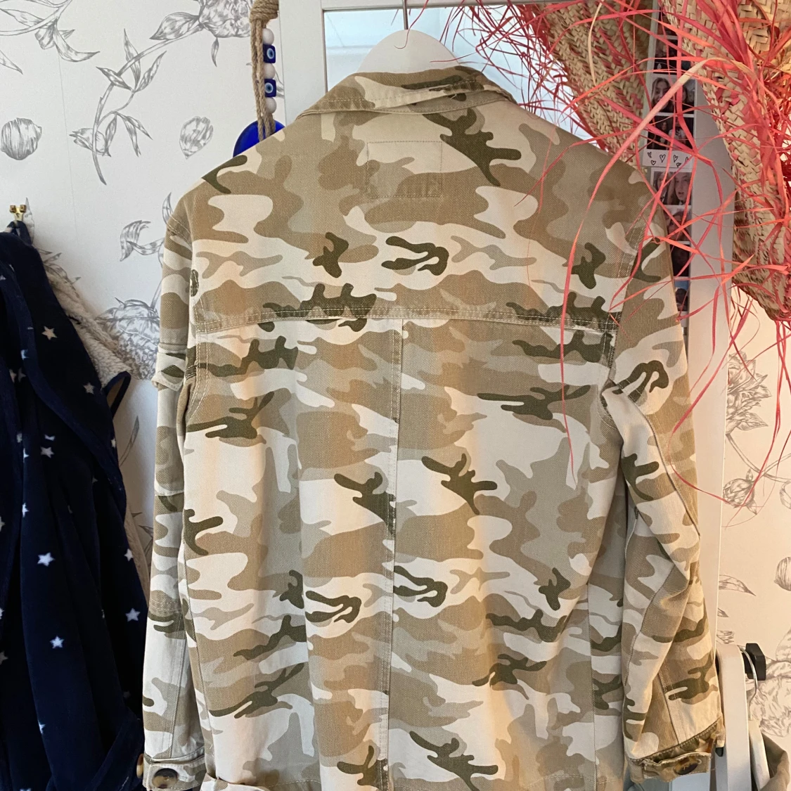 Beige camouflagejacka från Bershka - 91