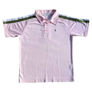 Bape pikétröja Vintage -  pikétröja från Bape i storlek M. Den har gröna och vita ränder på axlarna och en liten broderad logga på bröstet. Nigo era från tidigt 2000tal  bra skick och väldigt sällsynt.