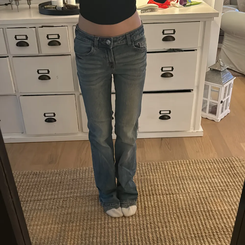 Jättefina Lågmidjade jeans från H&M! Storlek 34 men passar 32-34❤️Jag är 163cm, lite slitna vid hälarna kom privat för bilder . Jeans & Byxor.