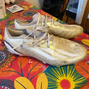 Vita fotbollsskor från Adidas - Säljer ett par vita Adidas speedflows i bra skick. Skorna har snörning och är perfekta för fotbollsträning och match. De har en slitstark sula med dobbar för bra grepp på gräs. Lite smutsiga men funkar fint! Storlek 45 och 1/3 pris kan diskuteras vid snabbt köp