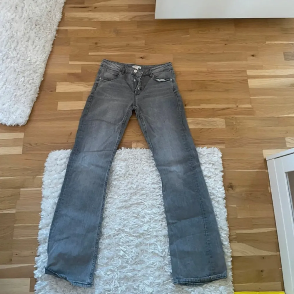 Säljer ett par grå jeans från Gina Tricot i storlek 170. Hör av dig om du har några funderingar💕. Jeans & Byxor.