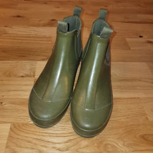 Gummistövlar - Knappt använda gummistövlar. Perfekta för regniga dagar och höstpromenader.