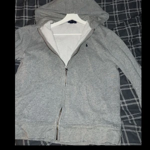 Polo kofta - Skick 8/10 riktigt fet kofta till lågt pris. Det är XL barn storlek men oassar XS