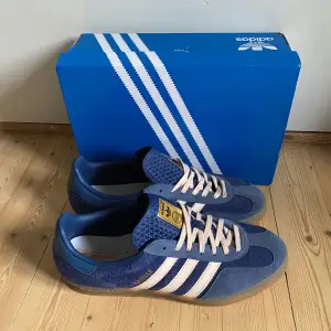 Ett par sjukt feta adidas gazelle som nästan aldrig är använda. De kostar ny pris 1300kr. Som sagt är dem använda max 3 gånger och är i ett 10/10 skick. Skorna är i storlek 46 men sitter mindre. Hör av er vid frågor eller funderingar!😁Orginalbox plus extra snören följer med!!