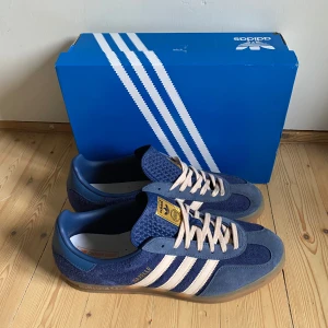 Blå Adidas Gazelle Indoor - Ett par sjukt feta adidas gazelle som nästan aldrig är använda. De kostar ny pris 1300kr. Som sagt är dem använda max 3 gånger och är i ett 10/10 skick. Skorna är i storlek 46 men sitter mindre. Hör av er vid frågor eller funderingar!😁Orginalbox plus extra snören följer med!!