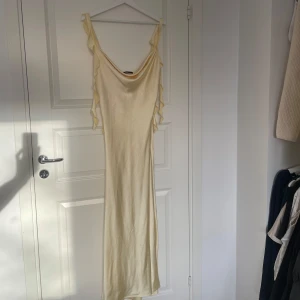 Gul långklänning i satin från Gina Tricot - Använd en gång, liten i storleken