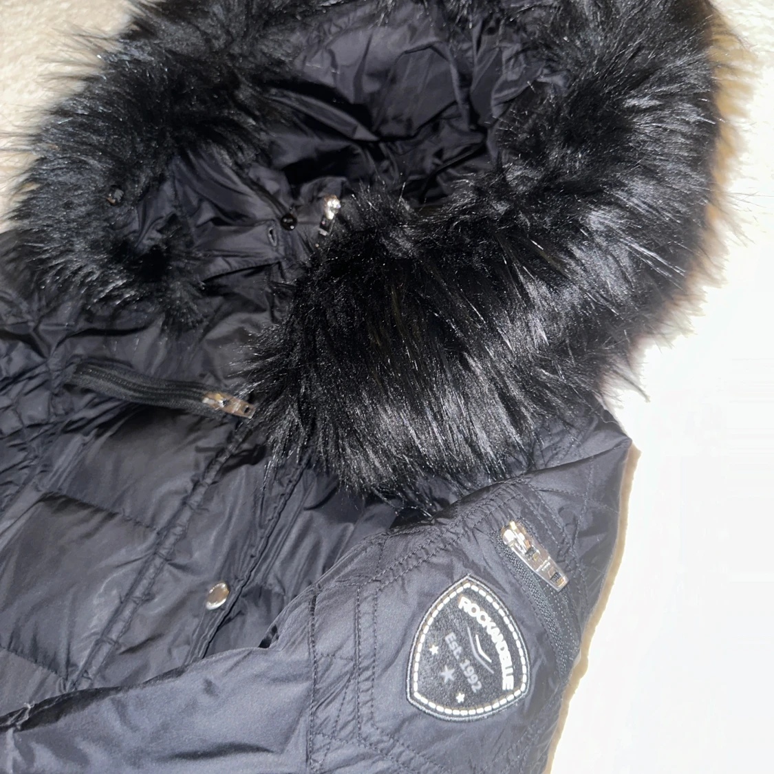 Svart dunjacka med pälskrage