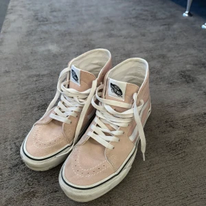 Rosa sneakers från Vans - Ett par snygga rosa Vans sneakers i bra skick. Storlek dam 38! Används sparsamt 🥰