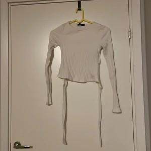 Vit ribbad tröja - Vit tröja från new yorker. Kan finnas spår av användning.