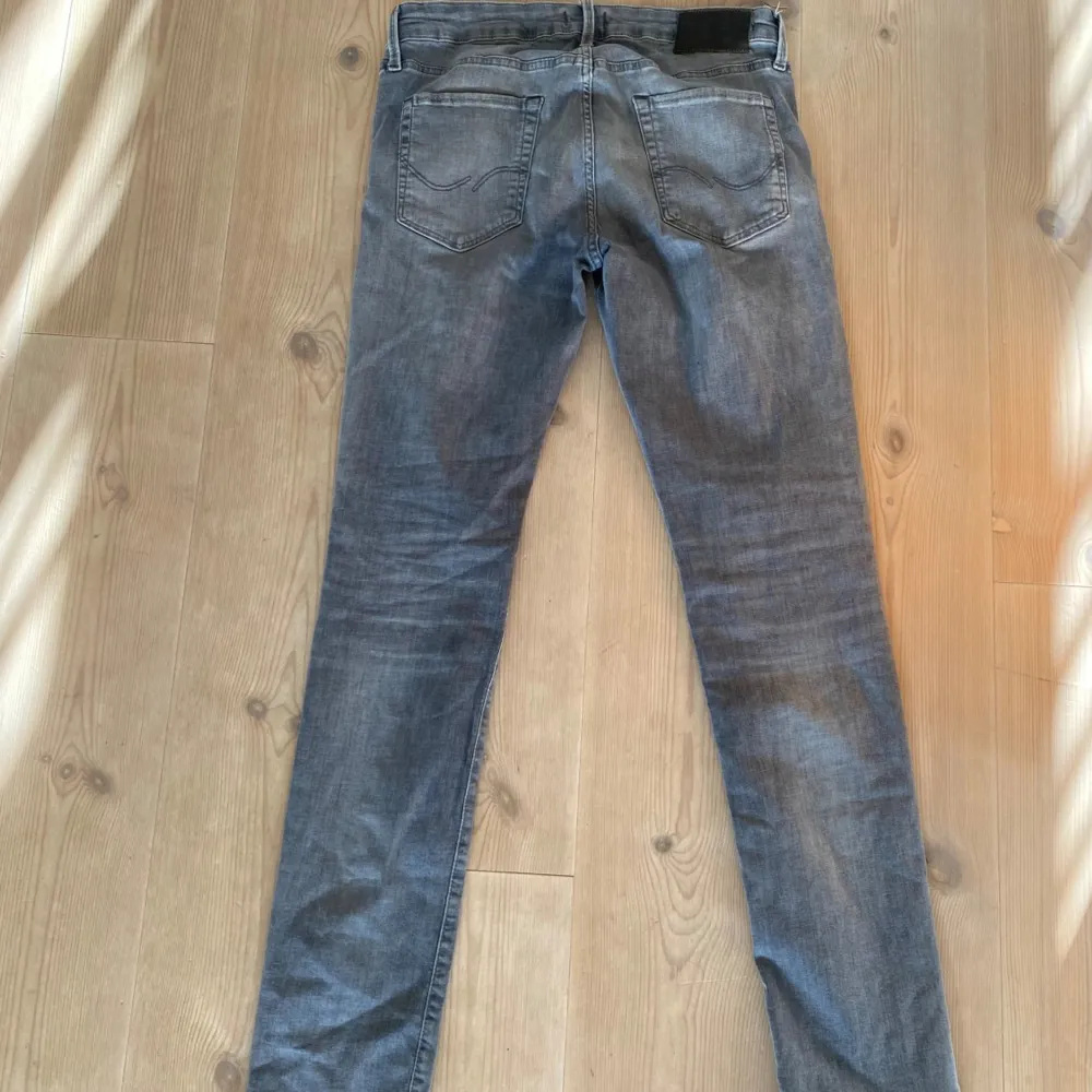 Tja! Säljer dessa gråa jeans från Jack & Jones, modellen på jeansen är Slim/Glenn. Inga defekter!! Vid minsta fråga eller fundering hör av er 🤝. Jeans & Byxor.