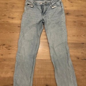 Ljusblå jeans - Säljer ett par ljusblå jeans i bra skick. De har en klassisk femficksdesign och en straight boyfriend passform. Perfekta för vardagsbruk och kan matchas med nästan vad som helst. Passar både vår och sommar.