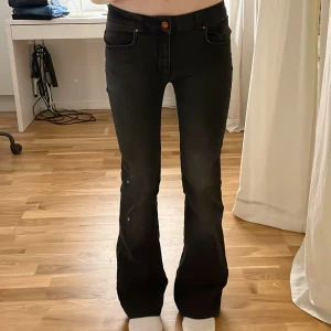 lågmidjade bootcut jeans  - snygga jeans från never denim, kommer tyvärr inte till användning hos mig  midjemått: 74cm  innerbenslängd: 77cm  ytterbenslängd: 99cm  omsydda till lågmidjade