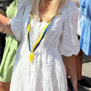 & Other stories studentklänning - Vit klänning från & other stories. Köpt här på plick men var för liten för mig. Den är uppsydd lite och passar någon som är ungefär 162 cm. Fin i skicket❤️(lånade bilder)