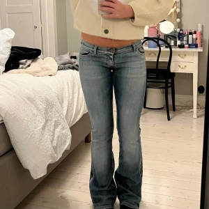 Lågmidjade bootcut jeans - Så fina, midja: 76 cm innerbennet: 83 cm