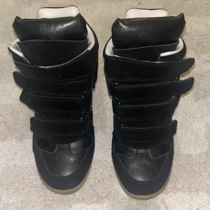 Isabel Marant liknande skor - Säljer ett par svarta isabel marant liknande skor i mycket bra skick och väldigt lika. Använda fåtal gånger och säljer för de är för stora. Storlek 40 och true to size. Kan sänka till 2000 vid snabb affär. Kan mötas upp i Sthlm också🩷 Skriv vid flera frågor🩷