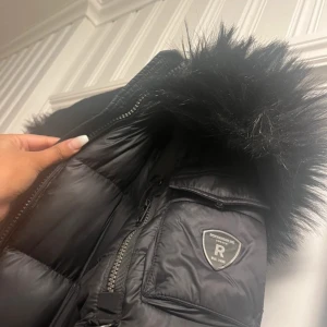 Rock n blue - Köpt från Boozt.se Nypris- 3000kr  Använt 1 vinter och jackan är i mycket bra skick. Inga hål eller fel.   Storlek 36