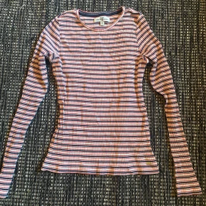 Randig långärmad tröja från Hampton Republic - Säljer en superfin randig tröja från Hampton Republic i storlek 158/164. Den är i mycket bra skick och har en klassisk look med ränder i blått, rött och vitt. Perfekt för både vår och höst! Tröjan är långärmad och har en stretchig skön passform.