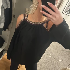 Blus - Snygg topp / blus med hål i axeln str S 