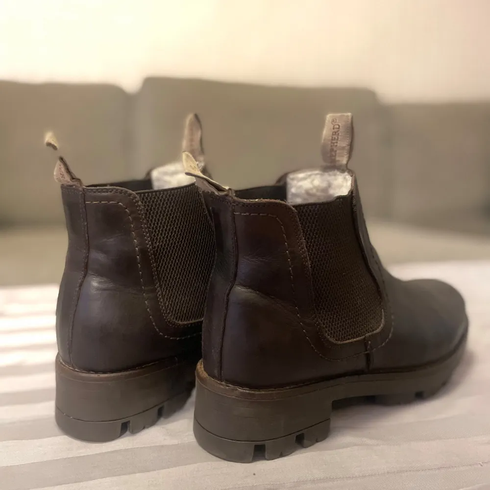 Shepherd of sweden cissi chelsea boots i moro.     Fårskinnsfodrade boots i läder, köpt förra året på burmans använd knappt en vinter då dom är för små för mig (var den enda stl som fanns då så chansade) inga skador på läder eller tyg men fått några veck, behandlad med lädervax. Köpt för 2000kr. Skor.