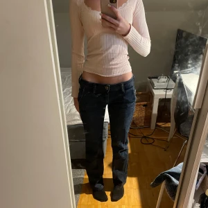 Mörkblå jeans från Diesel - Säljer ett par mörkblå jeans från Diesel i bra skick. De har en rak passform med låg midja och snygg design på fickorna. Storlek: W 26, L 32