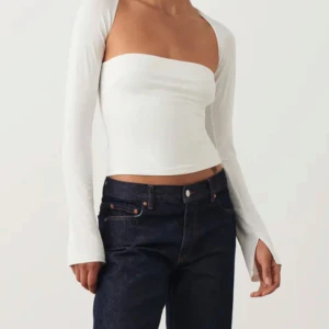 Gina tricot top - Säljer denna Gina toppen eftersom den inte kommer till användning. Jag har haft på mig din bara en gång så den är i jätte bra skick. Den har inga fläckar eller defekter 