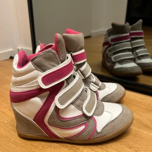 Isabel marant lookalike - OBS! säljer endast via min vinted!! @nelliebergvall Skons skick är 7/10 har små brister men inget som synns när man har dom på! Står stl 39 inuti skon men de passar mig som har 37 vanligtvis så antar de passar mellan 37-39