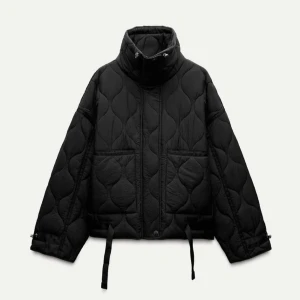 Svart quiltad jacka från Zara - Säljer en svart quiltad jacka från Zara i storlek S. Den är i mycket bra skick. Nypris är 699kr