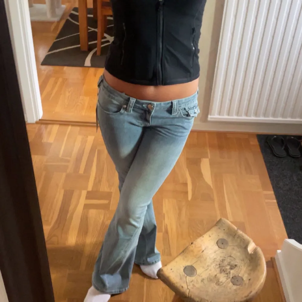 Säljer ett par snygga ljusblå bootcut jeans från true religion i nyskick. Köptes i somras o är använt sparsamt. Säljer då jag tkr de är lite för stora. Strl 27/34. Jeans & Byxor.