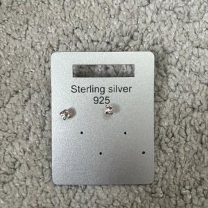 Sterling silver örhängen (ÄKTA!!) - Säljer ett par stilrena örhängen i sterling silver 925. De är små och eleganta, perfekta för både vardag och fest. Örhängena har en enkel design som passar till alla outfits. Perfekt present till dig själv eller någon du tycker om! ✨