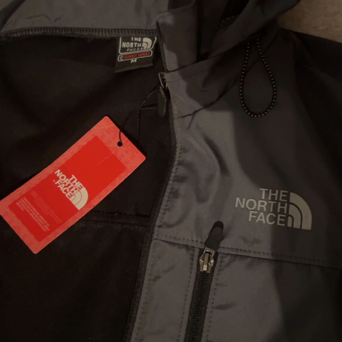 Helt ny vindjacka jag ska sälja det för att den är jätte stor - 90