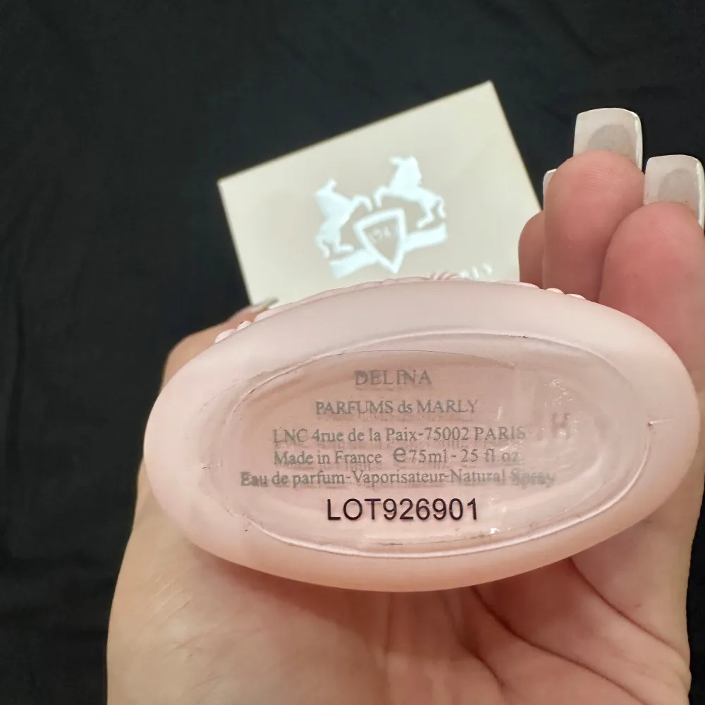 Säljer en lyxig parfymflaska Delina från Parfums de Marly. Flaskan är i en mjuk rosa nyans med vackra detaljer och en silverfärgad kork. Den har en elegant tofs som ger en extra touch av glamour. Perfekt för den som älskar exklusiva dofter! Pris kan diskuteras . Perfume.