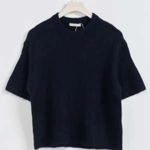 Marinblå stickad tröja från Gina - Säljer en mörkblå stickad tröja från Gina. Den är mjuk med korta ärmar och rund hals. Perfekt för både vardag och lite finare tillfällen. Passar bra till allt. 🖤Helt oanvänd då jag precis köpte den