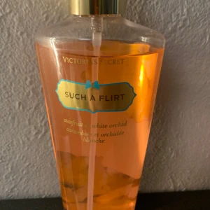 Such a Flirt - Victoria’s Secret fragrance mist - Säljer en till nästintill oanvänd flaska med Victoria’s Secret bodymist. Denna är doften Such a Flirt som luktar lite blommigt. Gamla utseendet på förpackningen!