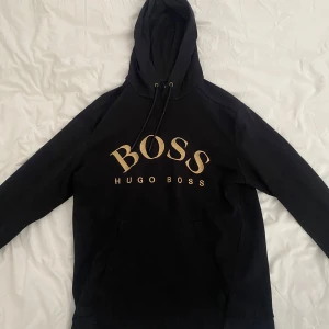 hugo boss hoodie - tja säljer nu min hugo boss hoodie dä jag inte använder den längre, den är i jätte bra skick. skriv vid några funderingar!