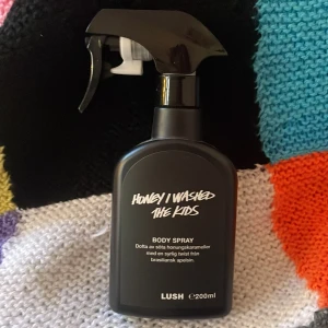 Honey I Washed The Kids Body Spray från Lush - Säljer en flaska av Lushs 'Honey I Washed The Kids' body spray. CA 75-80% KVAR.  Den har en söt doft av honungskarameller med en syrlig twist av brasiliansk apelsin. Perfekt för dig som älskar en fräsch och unik doft! 